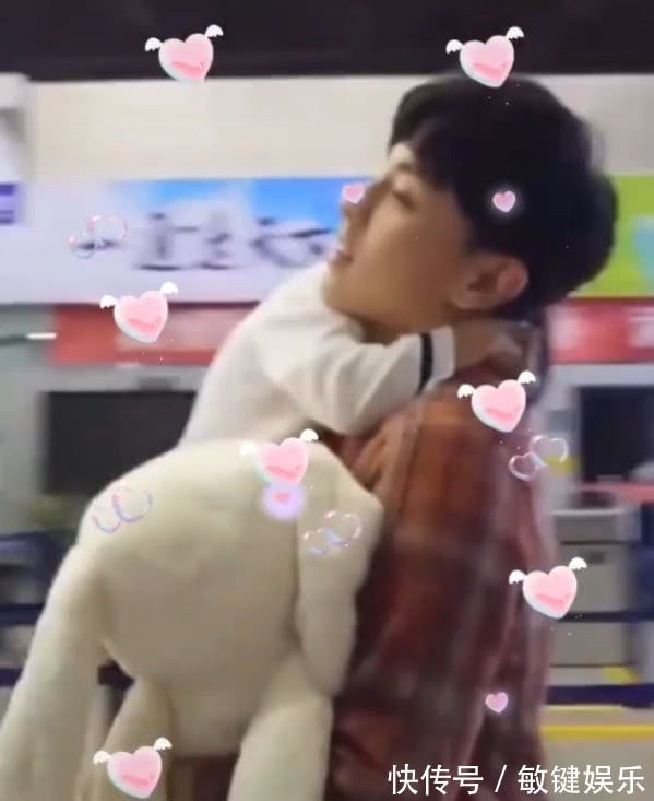 鄧倫小山竹再合體,鄧倫一個姿勢引爭議,粉絲未來老婆會吃醋