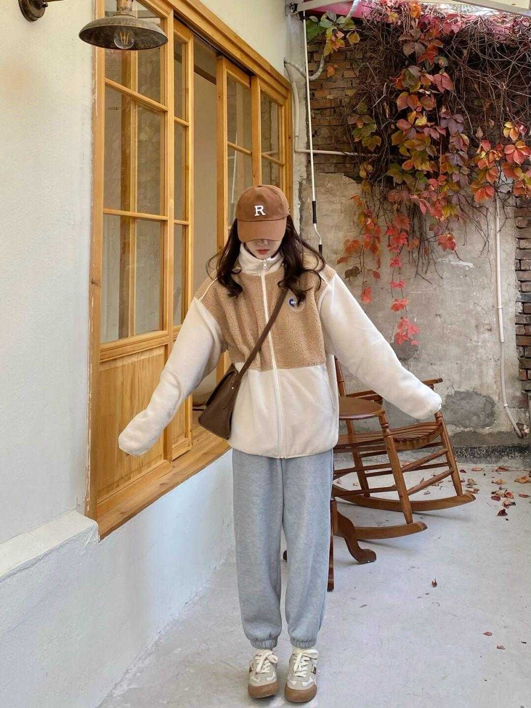 运动裤|初雪的必备羊毛羔外套,这样穿保暖时尚有气质,太好看了