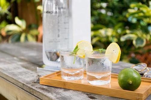 睡眠质量|血糖高的人，建议睡前喝一杯水吗？建议尽量少喝这3种“水”！