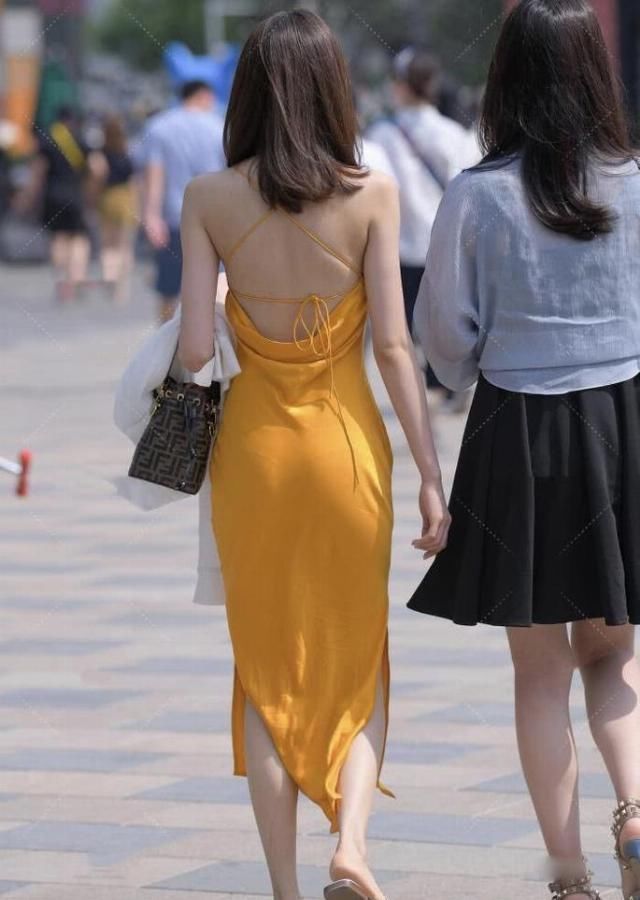 开背裙 炎炎夏日如何穿搭的时尚达人穿橙色“开背裙”,不仅清凉还高级