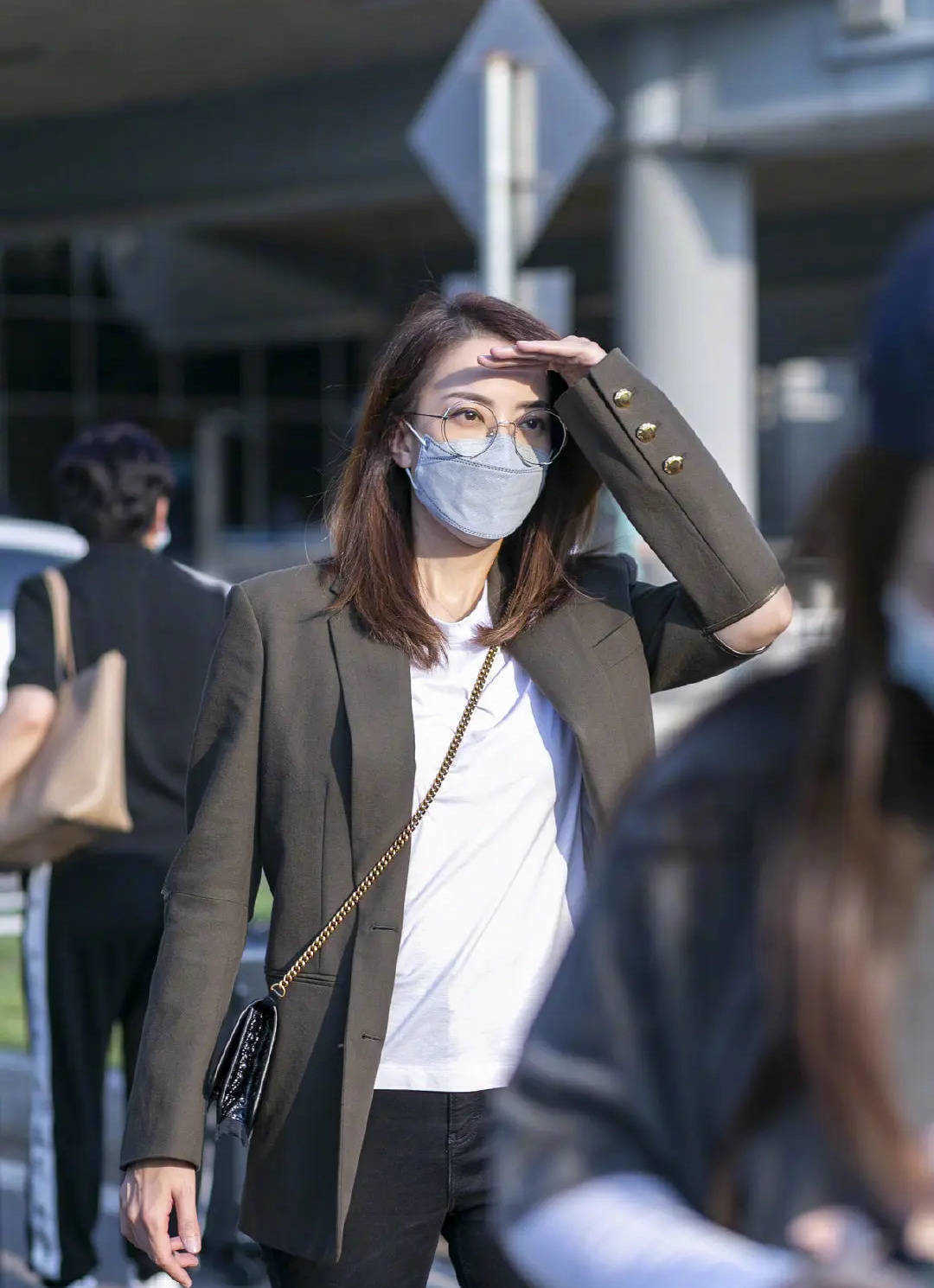 学着霍汶希去搭配,演绎出了强大气场,风衣搭配直筒裤超洋气