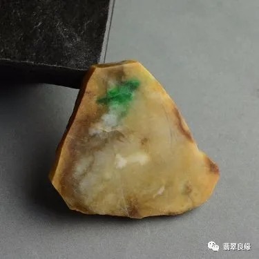 68万元的赌石切开后不是翡翠 谁该为这块翡翠原石买单