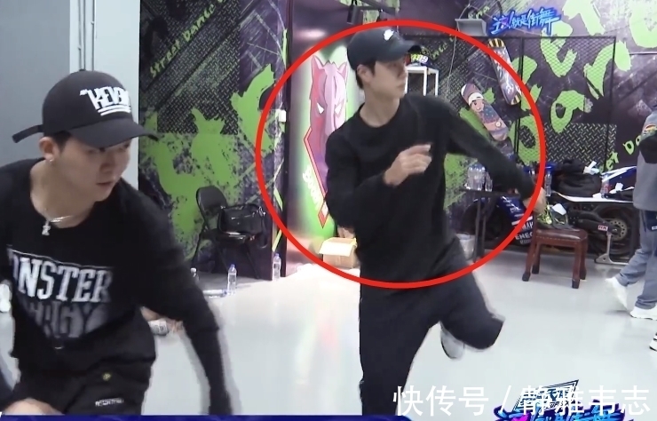 王一博街舞室内花絮被传，镜头一扫而过，23岁素颜我没眼花吧
