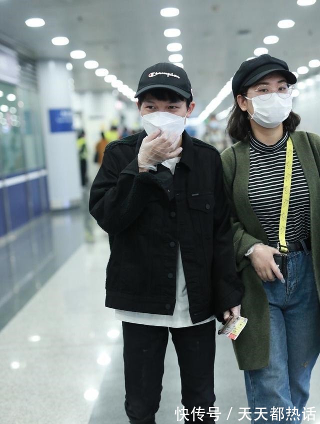 棒球帽|周深低调走机场,黑色夹克配牛仔裤潇洒有型,矮个男生就该这么穿!