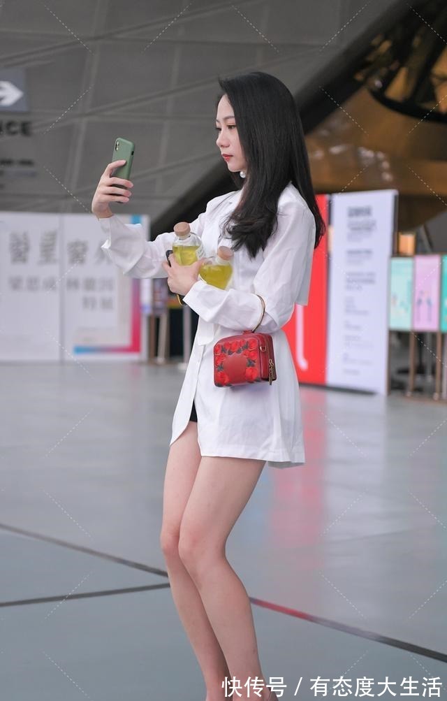 优雅 黑裤衩搭配上衣，时尚隐藏着肉感，展现自己的优雅气质！