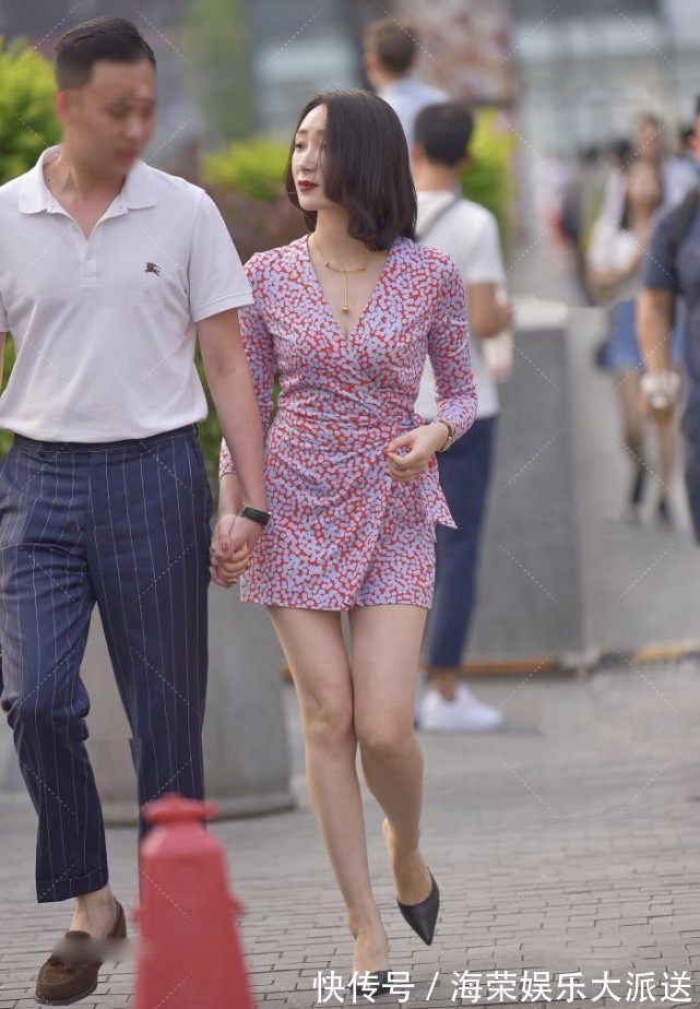 短裙|气派红色短裙蓝色斑点图案分分钟显气质,短发和高跟鞋美出天际