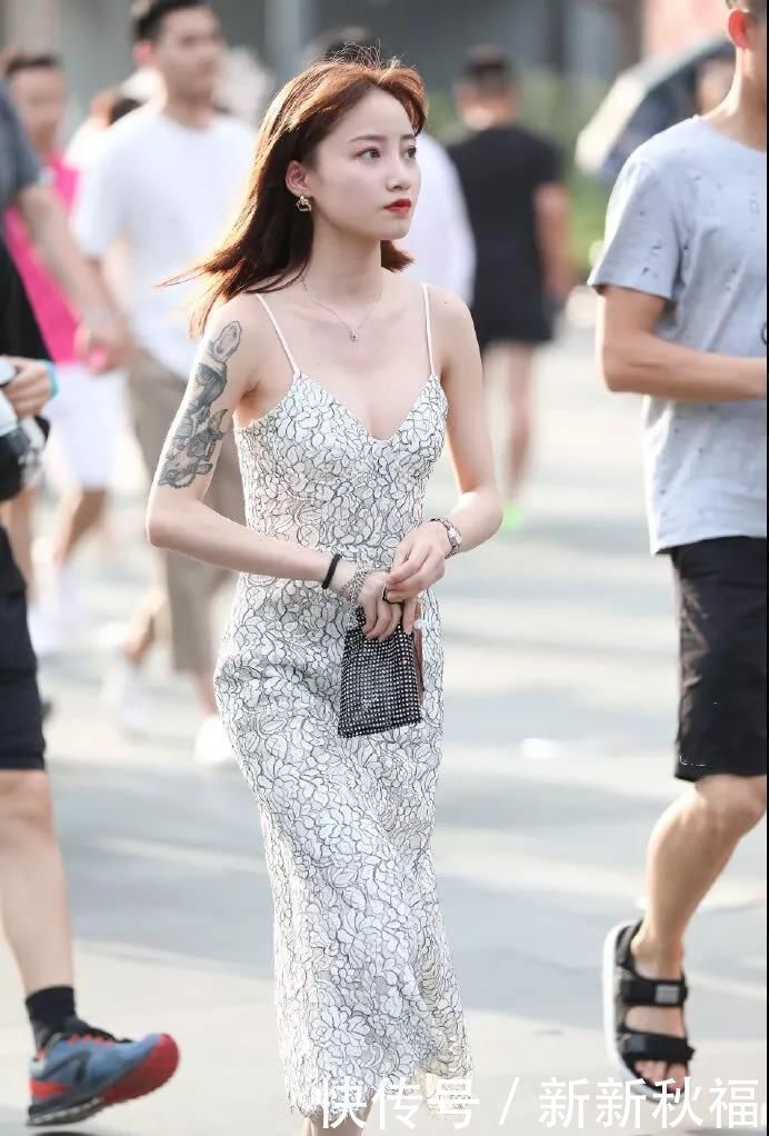 街拍|街拍:特别甜的两个小姐姐,风格迥异的搭配十分的清新甜美