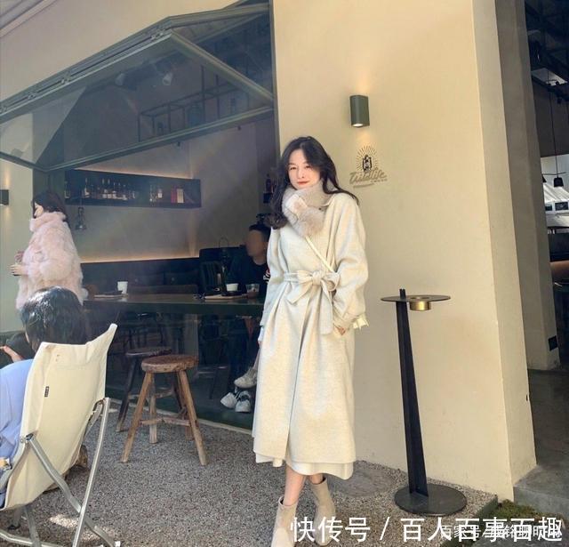 大衣下面应该搭什么懂搭配的女生都喜欢这样穿，优雅显瘦又耐看