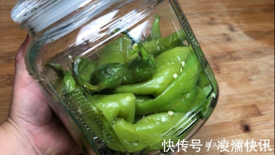 原来腌辣椒这么简单,不加一滴水,坛子不生花不易坏,三天就能吃