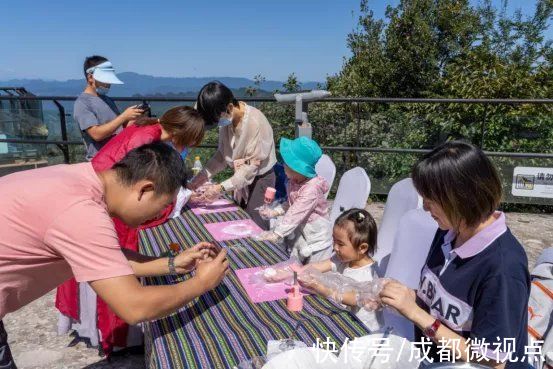 小姐姐|向日葵、汉服秀、露营......剑门关景区和双旗美村又叒火了