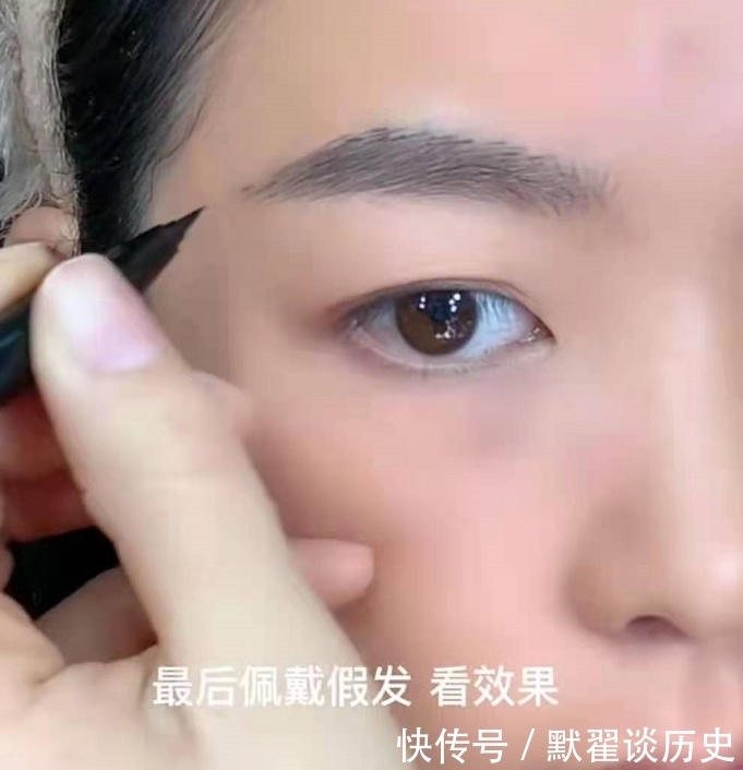 小姐姐仿妆丁真,开始:牛奶肌让人羡慕,看到最后:不是亲妹妹吧!