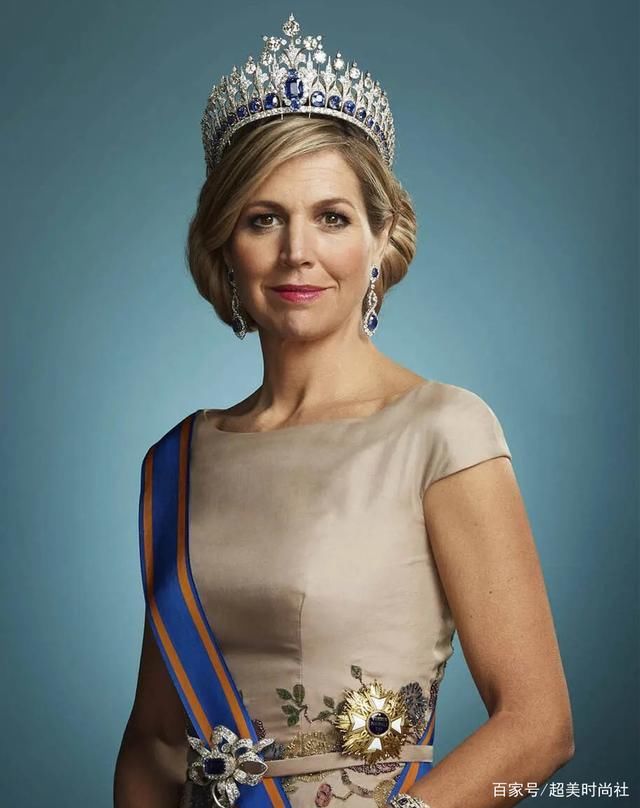 荷兰王室的这件珠宝太值了！皇冠拆成耳环用，祖母绿能换成钻石戴