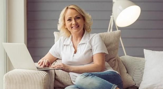 臀部|当一个女人开始衰老时,下半身会有四个变化,看看你有没有