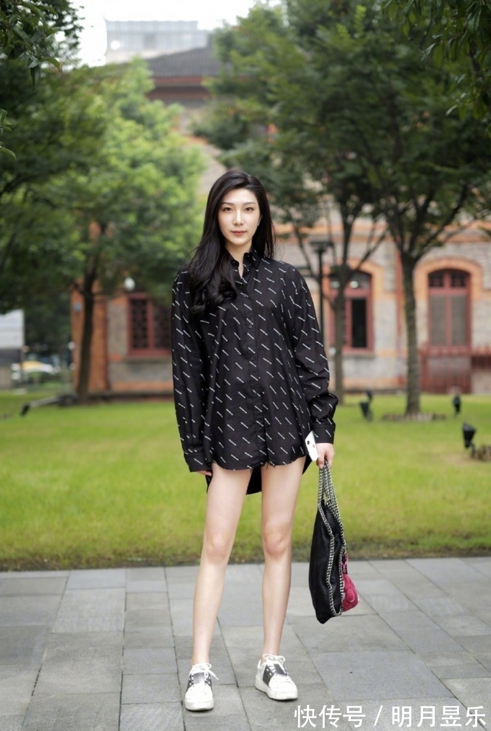 小姐姐|路人街拍,美女一头齐肩短发随风飘逸,显得英姿飒爽