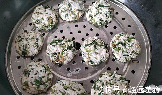 小饼|最近我迷上吃它,一拌一蒸好筋道,出锅蘸着料吃,2口一个,真香!
