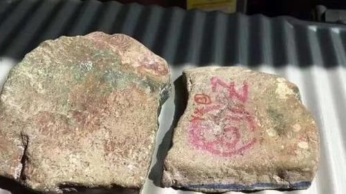  蓝水翡翠|小万淘来的原石，一刀下去惨不忍睹，货主却哭笑不得