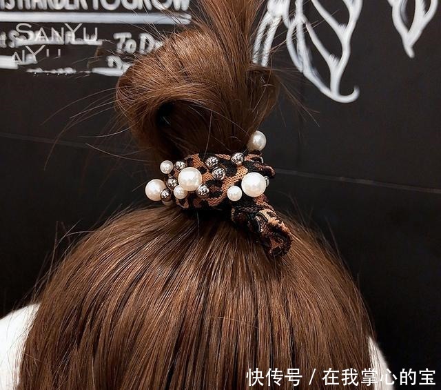 建议女士们出门，别披头散发！一定要扎个头发，不仅减龄更加干练！