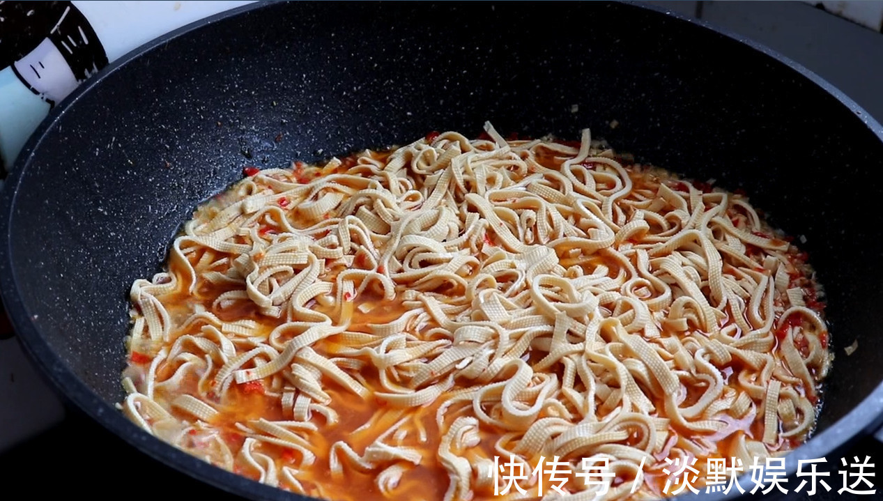 蒜蓉辣椒酱|豆腐皮别再炒着吃了，教你一个特色吃法，一做一大盆，方法超简单