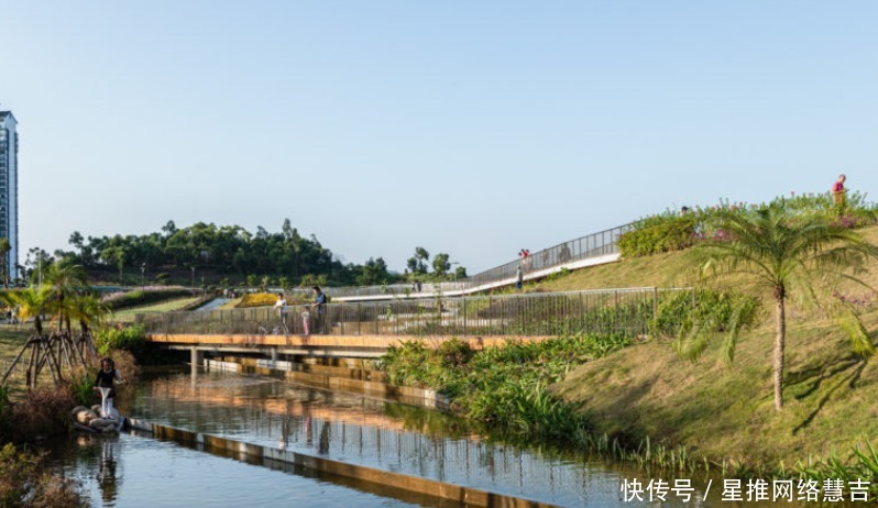 香山湖公园，流线型语言，双色设计，一种语言不同高度变化