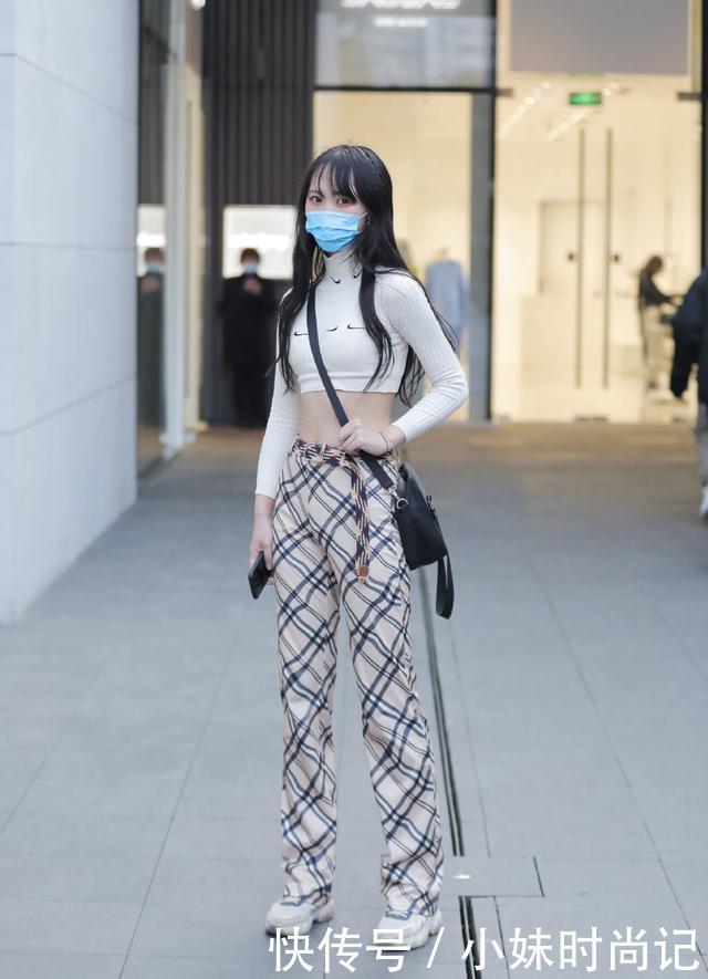 上衣|要想穿搭更前卫,不要只穿单调的单色裤,纹理裤搭配更时尚