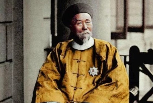 马克沁|李鸿章第一次见马克沁机枪，没问价格而是问了一个问题，让人听后心酸