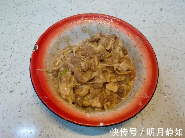 做炸酥肉，有“三样调料”不能少，酥肉金黄酥脆，咬一口满嘴香