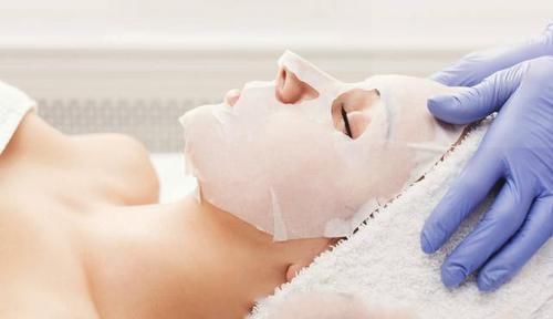 敷面膜时，那张塑料纸别扔了，很多女生都丢了，难怪皮肤越敷越干