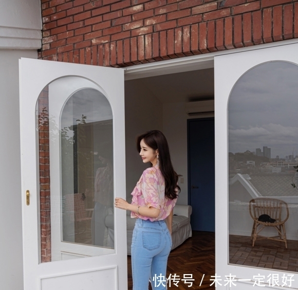 看来孙允珠不止适合穿丝袜,穿牛仔裤的样子也很动人