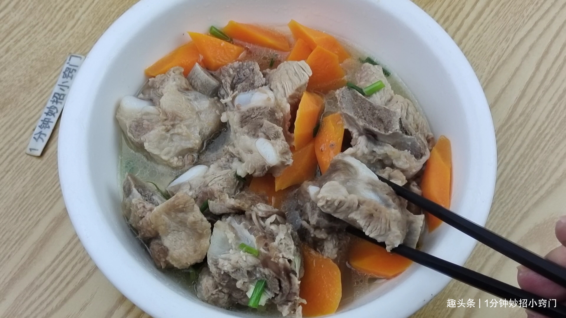 做排骨时，切记别直接焯水，教你一招，排骨鲜嫩不腥不柴
