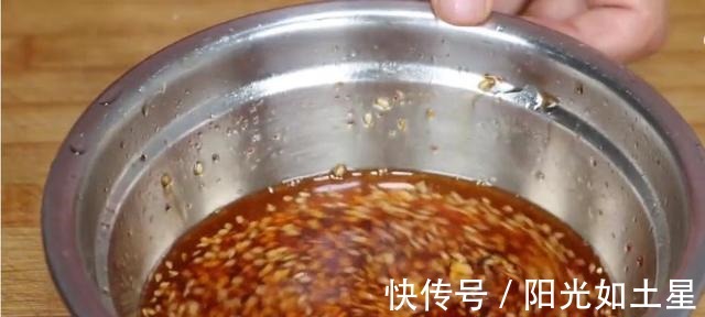 白菜我家很少炒着吃，开水一烫，筷子一搅，比肉还香，开胃又下饭！