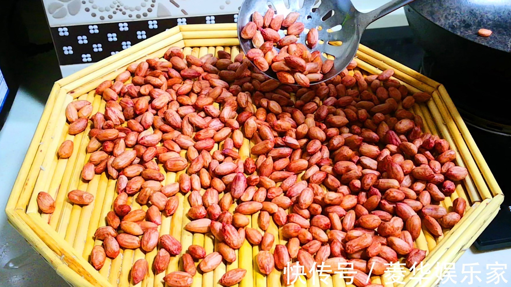 炒花生米时，最忌上锅就炒，很多人做错，难怪花生米不脆也不香