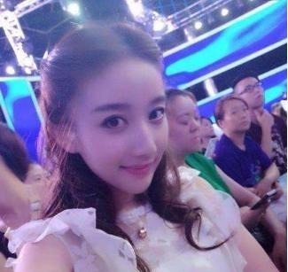 她是非誠勿擾最美女觀眾,卻因為鏡頭不經(jīng)意一掃,進(jìn)入了演藝圈