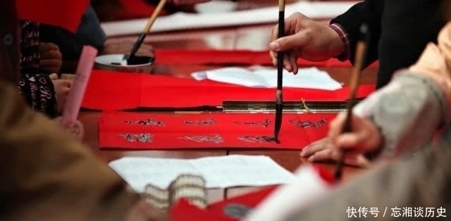 死囚牢$上联“地中取土,加三点以成池”,囚犯对出下联,免遭一死