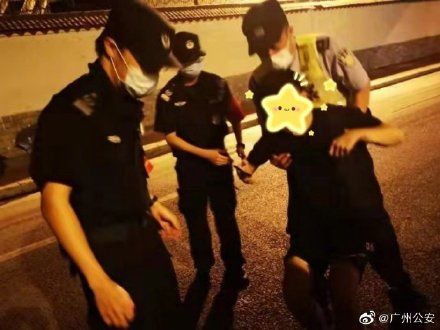 巡逻|外卖小哥雨中骑车摔倒 民警迅速救助