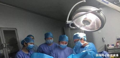 孕妈“分娩”时疼痛难忍，丈夫直接就是一巴掌，一旁的医生看愣了