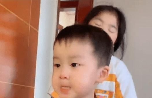 二胎|弟弟哭得稀里哗啦,看到姐姐秒变“卑微小蜜蜂”,不愧最惨二胎?