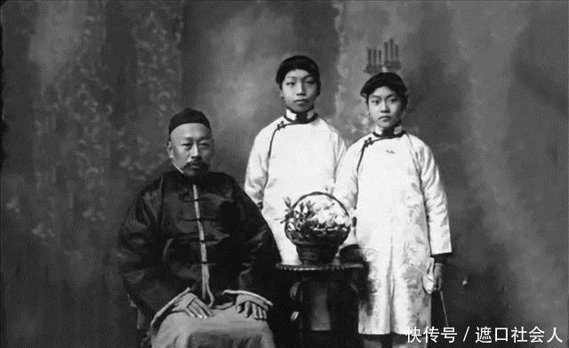 正妻|清末老照片，正妻怂的小妾愁眉锁眼，最后一张李鸿章小妾十分惊艳