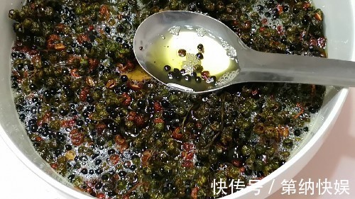 炸花椒油,不要直接下锅炸,少了这1步,难怪花椒油不香也不麻