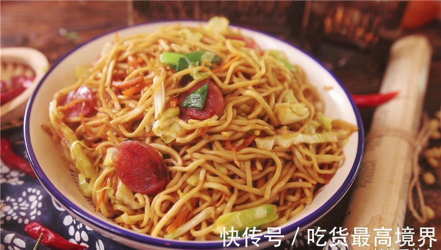 美味|香肠炒面，面条的高级做法，健康营养美味