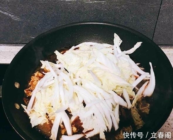 煮牛肉时，直接下锅煮是不对的，牢记两个诀窍，牛肉又软又烂