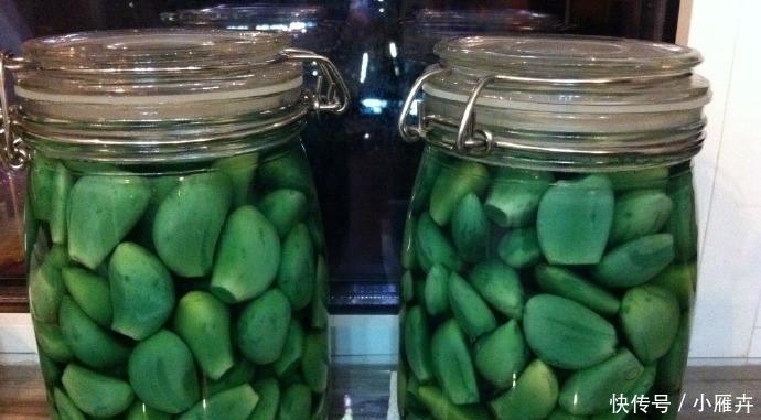 腌腊八蒜时,不要只放醋了,加点“它”,腌出来的味道酸甜可口