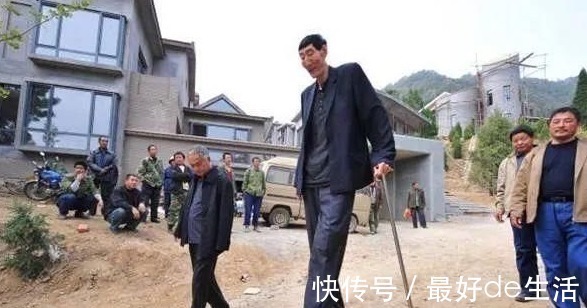 睡眠质量|中国第一巨人鲍喜顺不听医生劝告,执意生下一子,一家现状如何