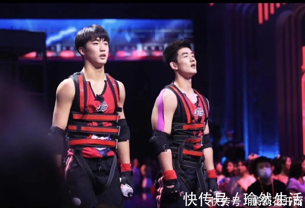 大长腿|190cm大长腿体育生，8块腹肌公狗腰，薄肌小奶狗满满少年感