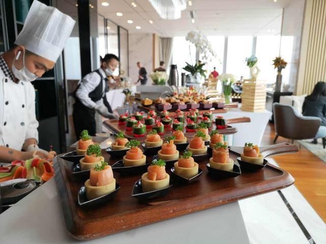 吃自助餐的时候,聪明人不拿这4种餐品,餐厅老板下次不要来了