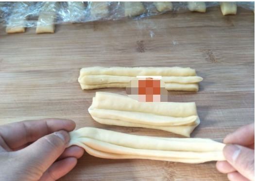 1斤面粉,2个鸡蛋,教你做空心小油条,蓬松柔软,做法简单快捷!