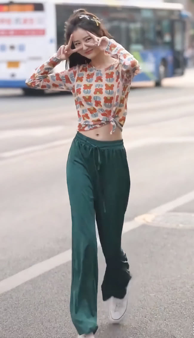 液体裤 美女的“液体裤”怕是要火,站着像120斤,一走路秒变90斤!