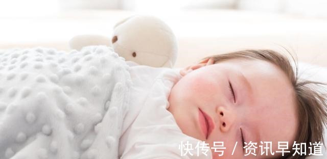 睡眠时间|夜奶究竟躺着喂还是抱着喂妈妈不要图舒服,得为宝宝着想