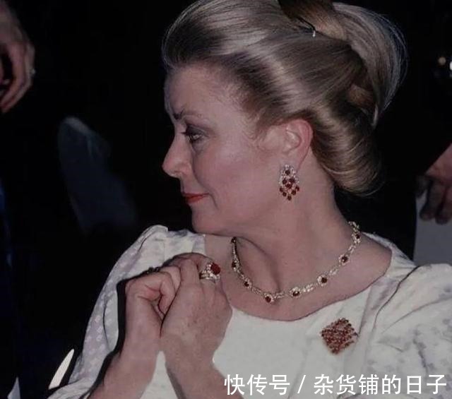 瓜路 新年就是要红！王室红宝石珠宝看起来！