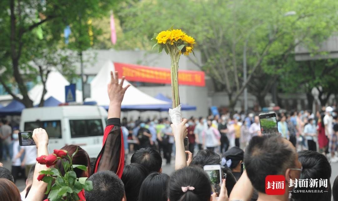 图集|鲜花献恩师 成都七中考场外考生们高呼胜利 合影留念 | 考生