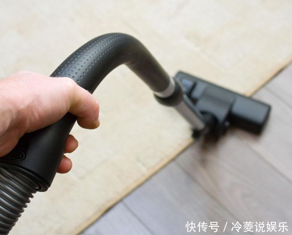 拖地也要讲究方法，拖地时水里加以下3样东西，一星期地面没灰尘